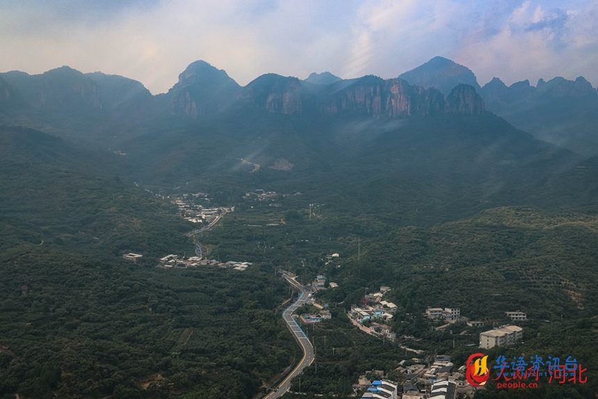 乘机远观壮美太行。人民网 席彪摄