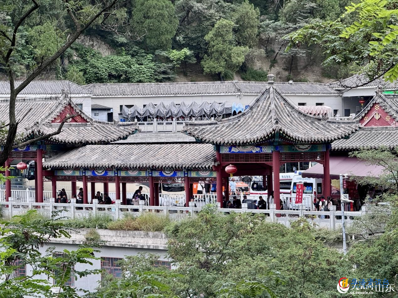 亭中游客有序通行。人民网 郑昕桥摄