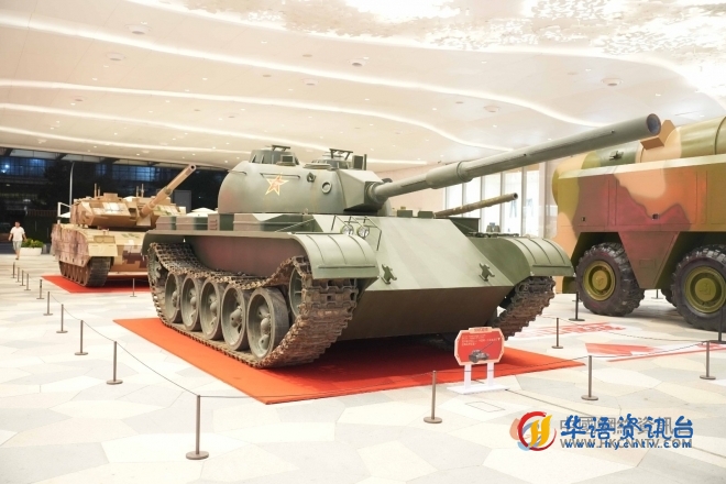 南京ifc商场展出多款大型坦克模型 与“坦克”零距离接触 南京ifc商场展出多款大型坦克模型 与“坦克”零距离接触