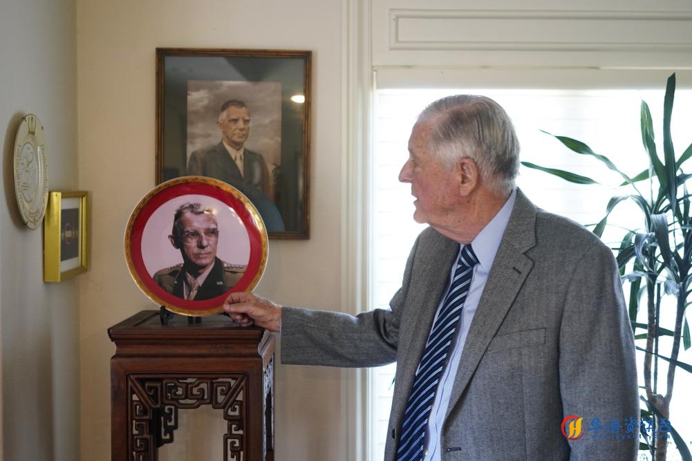 8月11日,史迪威外孙伊斯特布鲁克在家中接受新华社记者采访。新华社记者 吴晓凌 摄