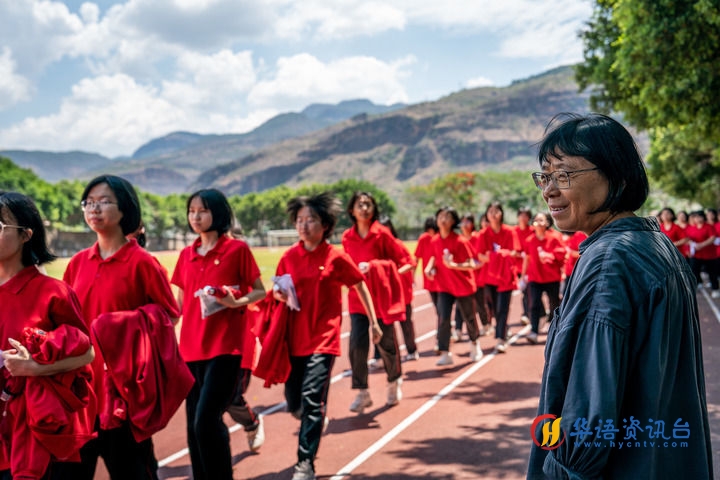 2024年6月7日，张桂梅组织走出考场的学生准备返回学校。新华社记者 胡超 摄