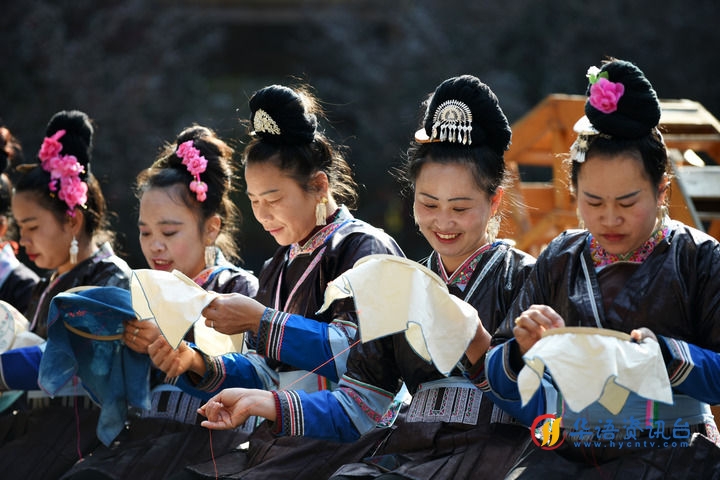 2019年3月12日，在贵州省黎平县侗品源传统工艺农民专业合作社，侗族妇女在刺绣。新华社记者 杨文斌 摄