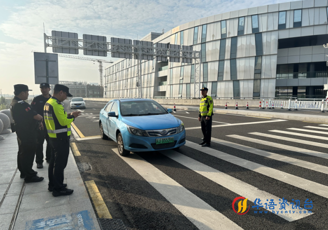 江苏盐城交通执法护航国庆节群众出行井然有序