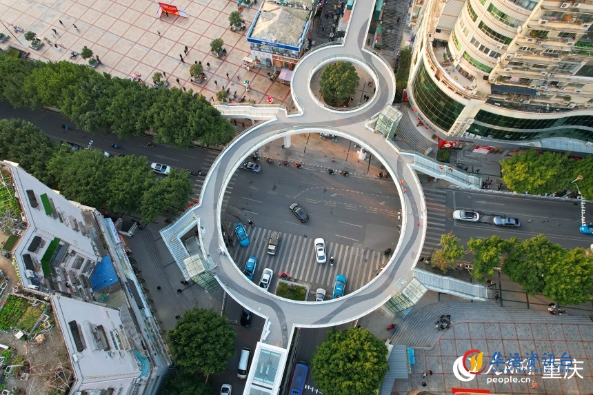 神女大扶梯项目中的人行天桥。人民网记者 刘祎摄