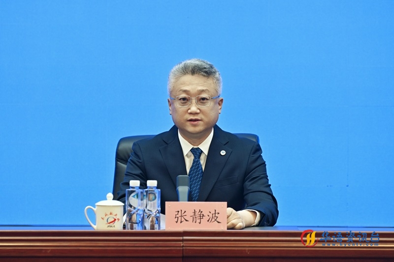 中国载人航天工程新闻发言人张静波介绍任务情况。人民网记者 翁奇羽摄