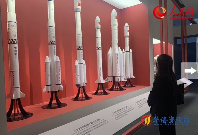 走进展厅观“九天揽月” 中国探月工程20年展国博开幕